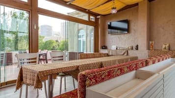 Free daily buffet breakfast