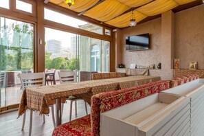 Free daily buffet breakfast  - Seven Gates Boutique Hotel (Baku)