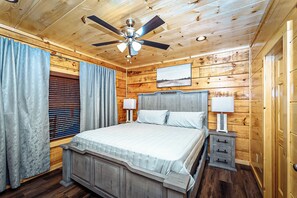5 bedrooms, iron/ironing board, free WiFi, bed sheets - Downtown Spacious Wooden Cabin Location View Peace (Pigeon Forge)
