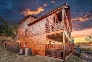 Exterior - Downtown Spacious Wooden Cabin Location View Peace (Pigeon Forge)