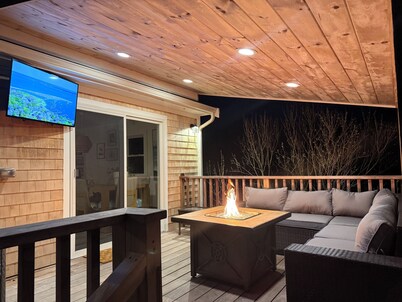 Beloved 5-bedroom house with Beach Passes, AC, fenced in yard, and hot tub