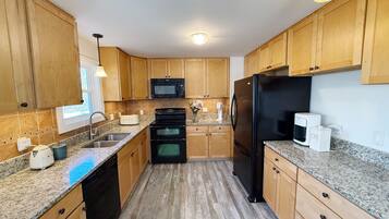 KĂŒhlschrank, Mikrowelle, Ofen, Herdplatte