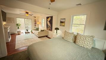 5 quartos, cofres nos quartos, escrivaninha