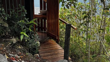 Tenda Standar, balkon, pemandangan gunung | Kamar mandi | Sabun, sampo, dan tisu toilet