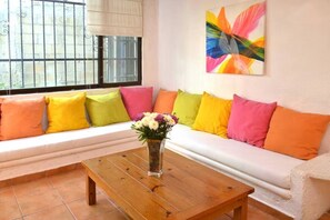 TV - 2-bedroom condo right off Fifth Avenue., close to beach, with WiFi, AC (Playa Del Carmen)