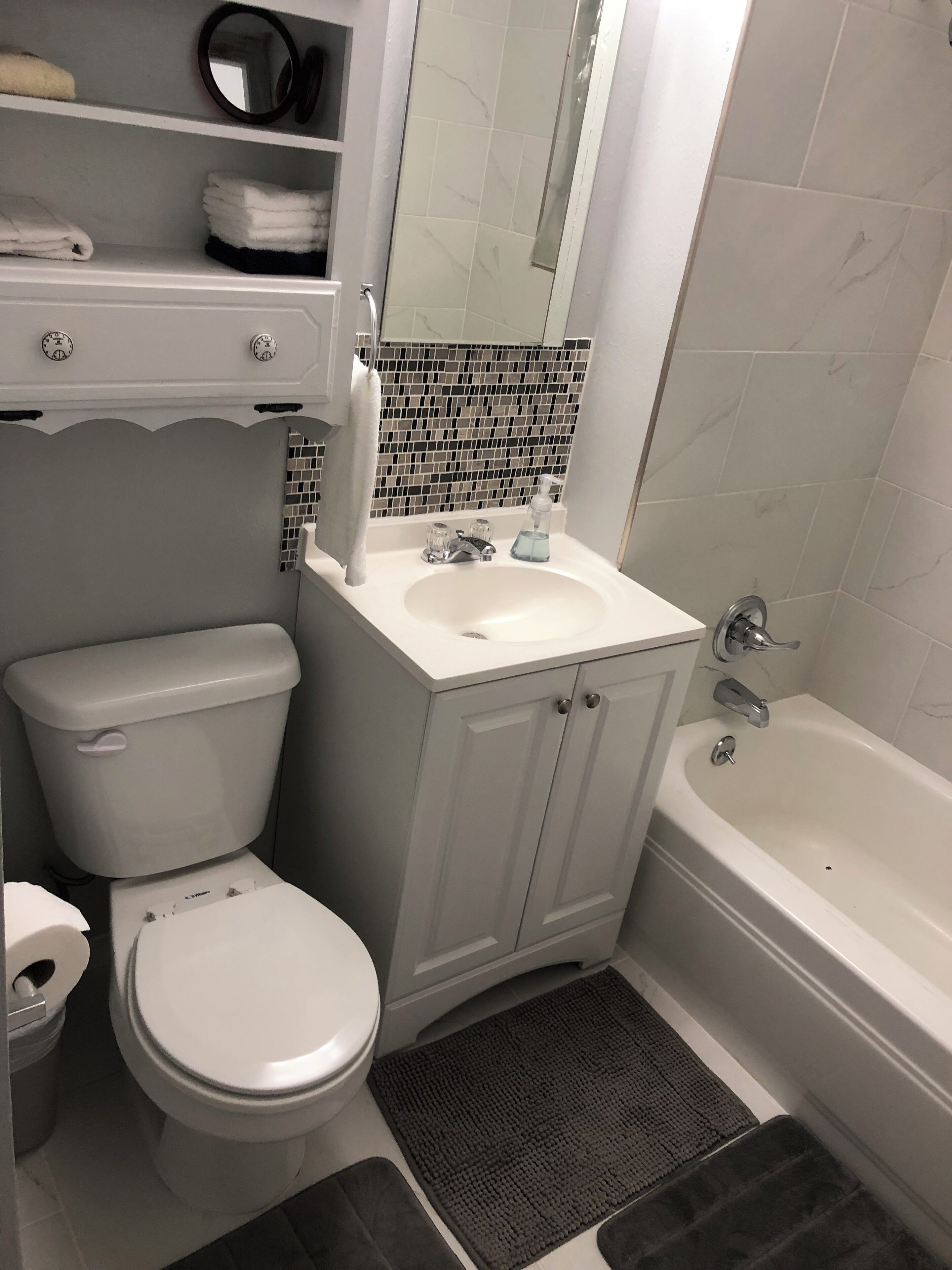 Een haardroger, handdoeken, zeep, toiletpapier