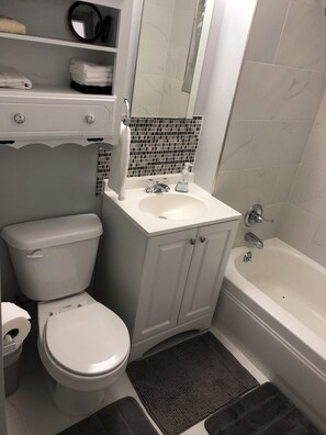 Secadora de cabello, toallas, jabón, papel de baño 