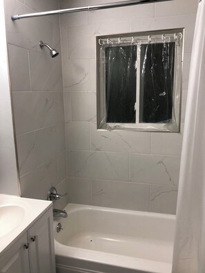 Séchoir à cheveux, serviettes fournies, savon, papier de toilette