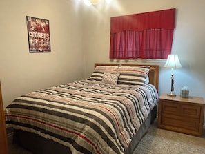 3 bedrooms, desk, iron/ironing board, WiFi - AIMEE'S HEART OF MOORE (Moore)