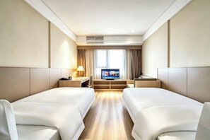A hotel room with two beds, a TV, a desk, and a window with curtains. - Hanxiang Hotel (Hangzhou Wenyi West Road Branch University of Finance and Economics) (Hangzhou)