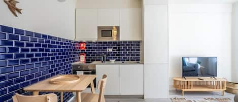 Frigorifero, microonde, forno, piano cottura