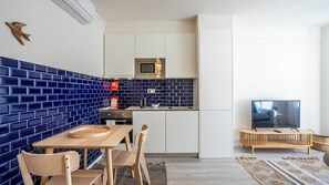 Geladeira, micro-ondas, fogão, cooktop