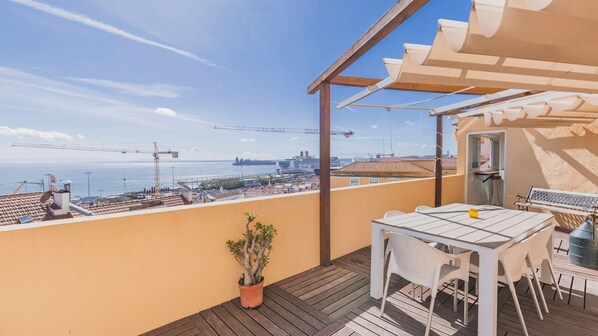 Outdoor dining - 70m2 Tagus River Terrace in Alfama By LovelyStay (Lisboa)
