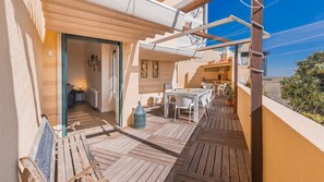 Outdoor dining - 70m2 Tagus River Terrace in Alfama By LovelyStay (Lisboa)