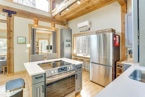 Fridge, microwave, stovetop, dishwasher - Ski, Hike, Fish! Mtn-View Creekside Gem in Newland (Newland)