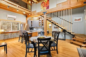 Dining - Ski, Hike, Fish! Mtn-View Creekside Gem in Newland (Newland)