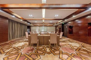 A conference room with a round table and chairs, a patterned carpet, and a modern ceiling design. - Chang'an Baiyun Hotel (Beijing)
