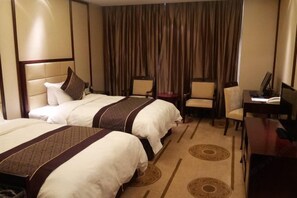 A hotel room with two beds, a desk, and a chair. - Chang'an Baiyun Hotel (Beijing)