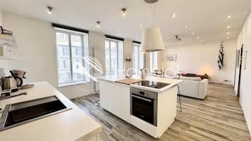 Réfrigérateur, micro-ondes, four, plaque de cuisson