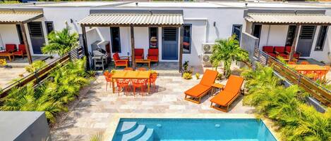 Una piscina al aire libre