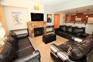 Una televisión, una chimenea