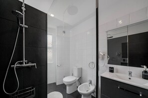 Haartrockner, Handtücher, Toilettenpapier