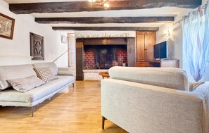 Fernseher, Kamin, Tischtennisplatte