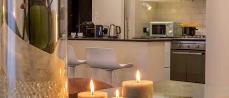 Fridge, oven, stovetop, coffee/tea maker