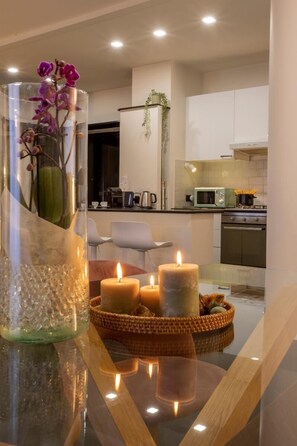 Een koelkast, een oven, een kookplaat, een koffiezetapparaat/waterkoker