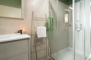 Secador de cabelo, toalhas de banho