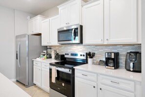 Refrigerador, microondas, horno, placa de cocina