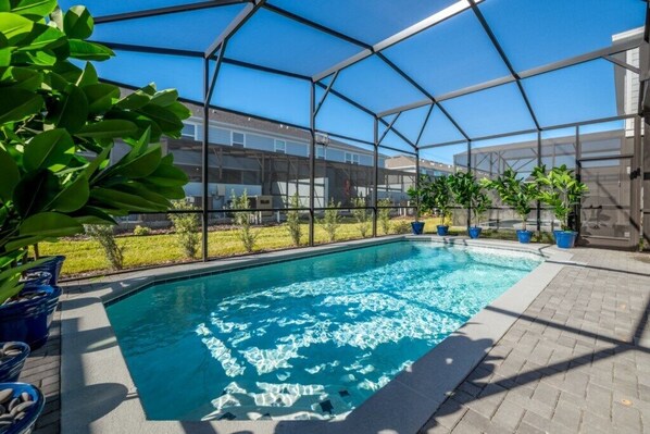 Lämmitetty uima-allas