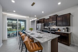 冷蔵庫、電子レンジ、オーブン、コンロ