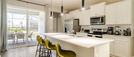 Réfrigérateur, four à micro-ondes, un four, surface de cuisson