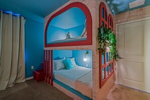 8 bedrooms, WiFi, bed sheets