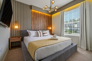 8 bedrooms, WiFi, bed sheets