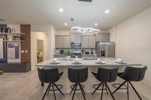 Fridge, microwave, oven, stovetop - Luxe Retreat - Beautiful Modern 7 Bedrooms Home (Davenport)