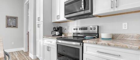 Refrigerador, microondas, horno y parrilla de estufa