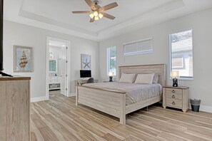 4 dormitorios, escritorio, tabla de planchar con plancha y cuna de viaje