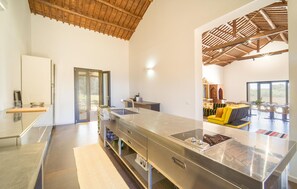 Kjøleskap, oppvaskmaskin og kaffetrakter/tekoker