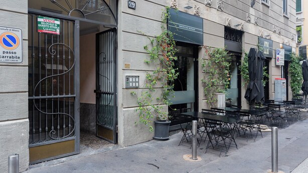 A restaurant with outdoor seating, a 'No Parking' sign, and a 'For Sale' sign on the building. - Termopili29 Cozy apartment in NoLo by Hospity (Milano)