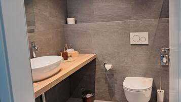 Comfort Double Room, Valley View | Bathroom | Hair dryer, towels, soap, shampoo