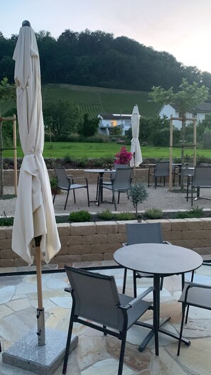 Terrace/patio - Hotel Restaurant Croix Blanche (Bas-Vully)