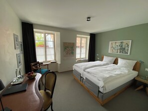 Comfort-Doppelzimmer, Talblick | Zimmersafe, Schreibtisch, laptopgeeigneter Arbeitsplatz