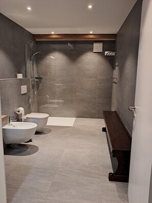 Comfort Double Room, Valley View | Bathroom | Hair dryer, towels, soap, shampoo - Hotel Restaurant Croix Blanche (Bas-Vully)