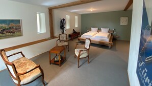In-room safe, desk, laptop workspace, soundproofing - Hotel Restaurant Croix Blanche (Bas-Vully)