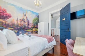 6 habitaciones, escritorio, tabla de planchar con plancha y wifi 