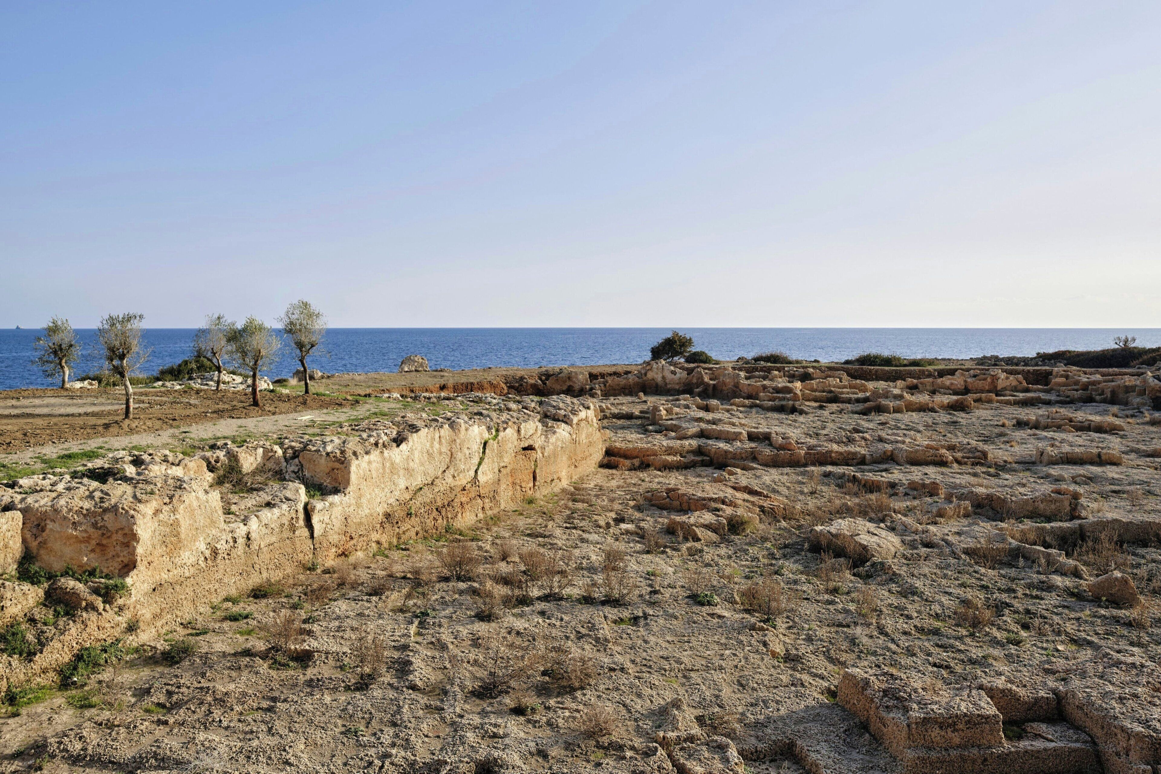 Ruinas antiguas con una vista despejada del mar.