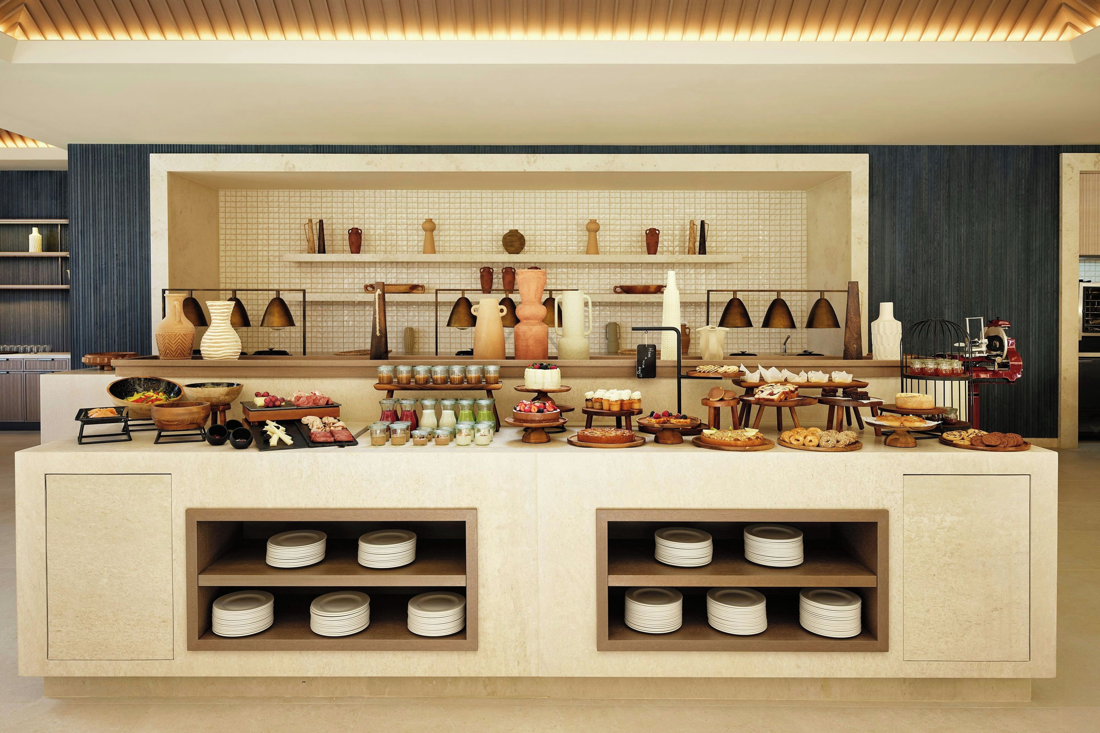 Disposición de buffet con diferentes alimentos y cristalería.