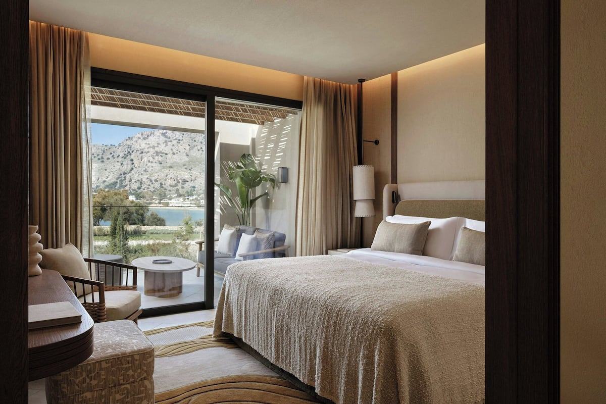 行政套房, 1 张特大床和 1 张沙发床, 海景 | 迷你吧、客房内保险箱、遮光窗帘、隔音